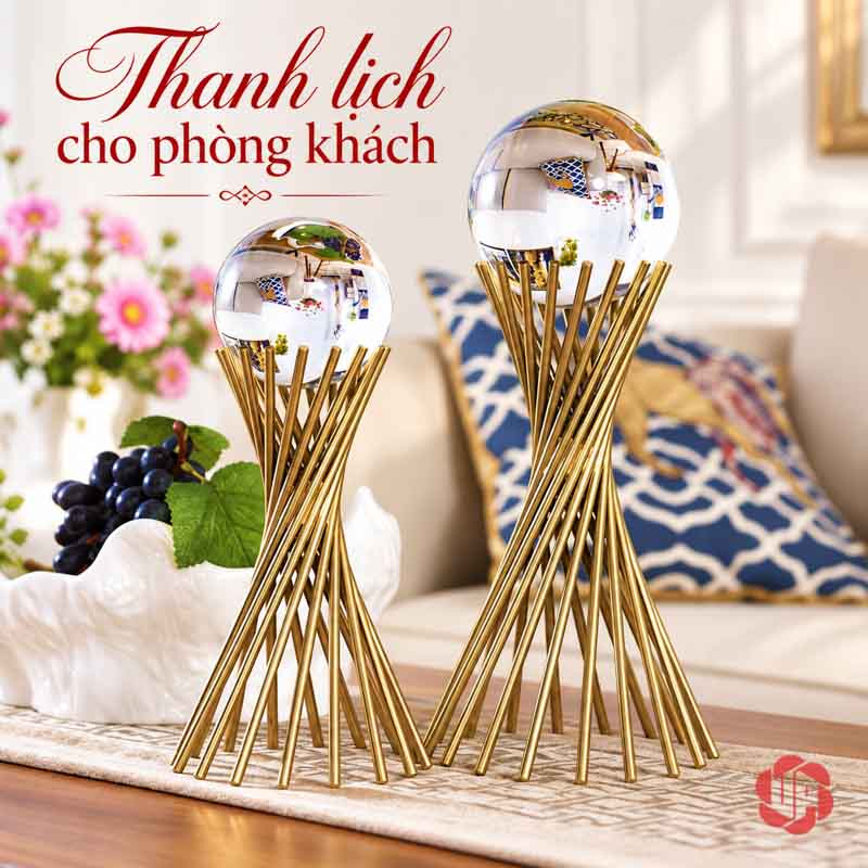 Quả Cầu Thủy Tinh Trang Trí Chân Xoắn Ánh Vàng UP022 Quả cầu thủy tinh bày đôi trên khăn bàn trước sofa