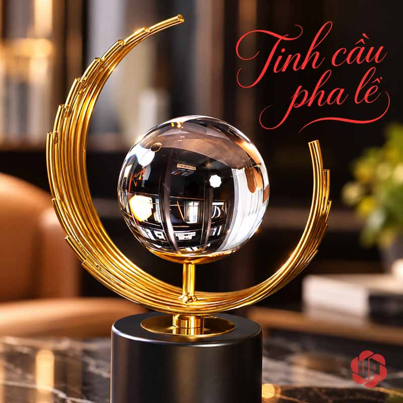 Quả Cầu Thủy Tinh Trang Trí Để Bàn UP064V Quả cầu thủy tinh cận cảnh giữa vòng cung vàng