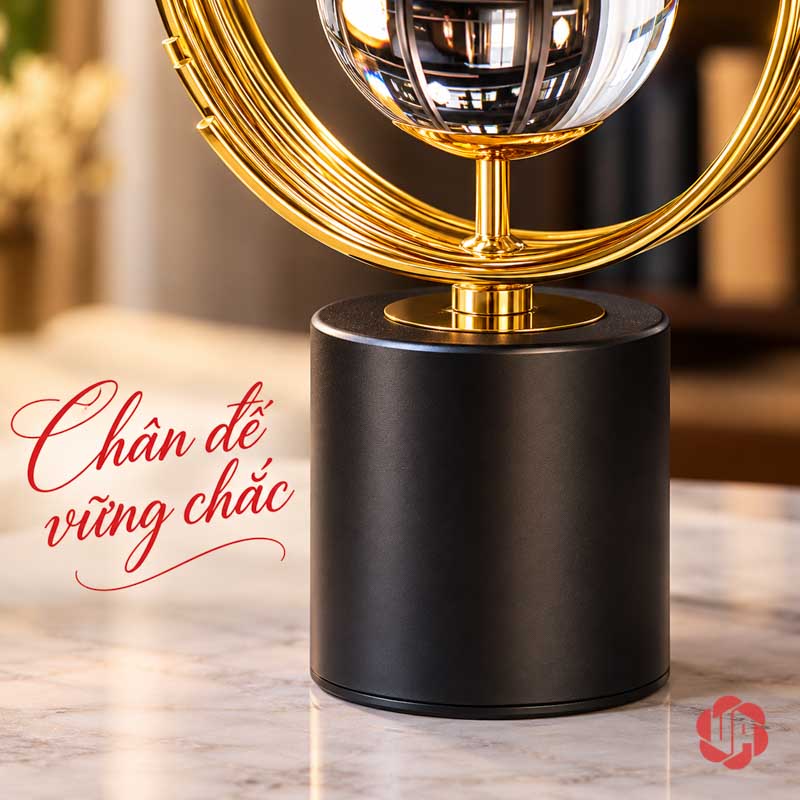 Quả Cầu Thủy Tinh Trang Trí Để Bàn UP064V Quả cầu thủy tinh cận cảnh trụ đỡ và đế đen
