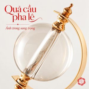 Cận quả cầu trong suốt và trục chéo trong khung vàng