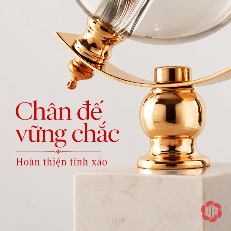 Quả Cầu Thủy Tinh Để Bàn Đế Đá Trắng UPV010-T Cận khớp nối vàng trên chân đế đá cẩm thạch trắng