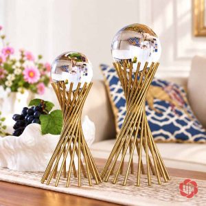 Quả cầu thủy tinh chân vàng phối trên bàn phòng khách