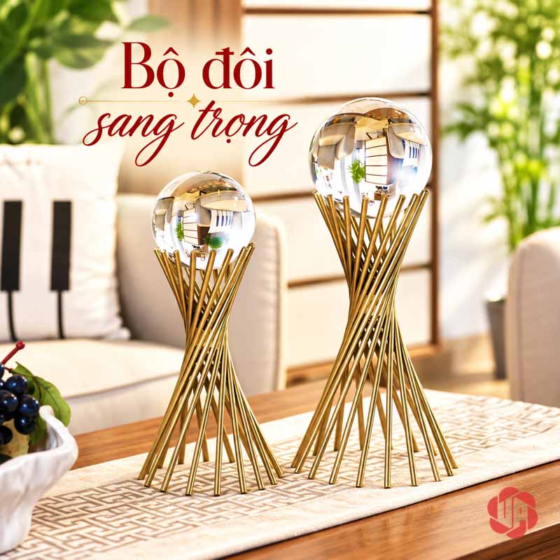 Quả Cầu Thủy Tinh Trang Trí Chân Xoắn Ánh Vàng UP022 Quả cầu thủy tinh chân xoắn trên bàn gỗ gần cửa sổ