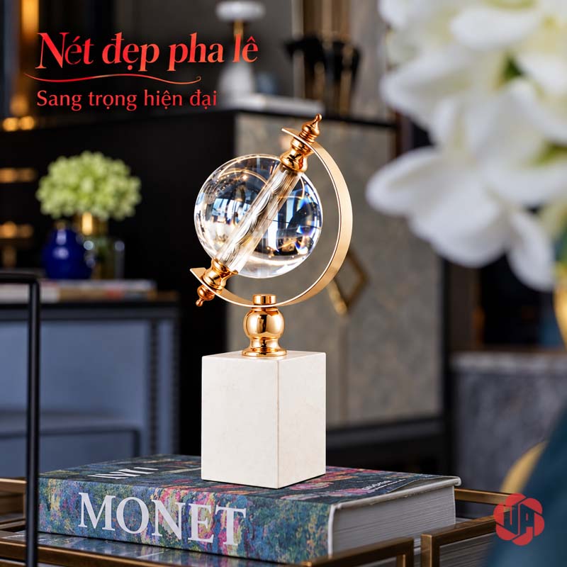 Quả Cầu Thủy Tinh Để Bàn Đế Đá Trắng UPV010-T Quả cầu pha lê đế trắng trên cuốn sách Monet