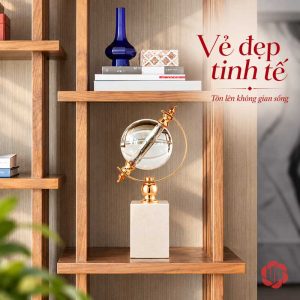 Quả cầu thủy tinh đế trắng trong ô kệ gỗ