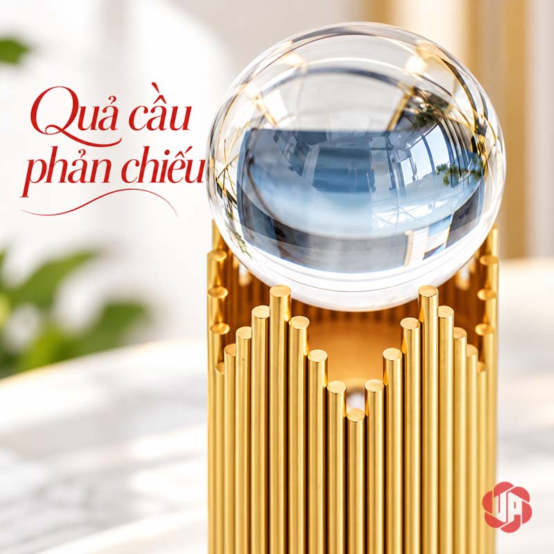 Quả Cầu Thủy Tinh Phong Thủy Chân Trụ Ánh Vàng UP017 Quả cầu thủy tinh phong thủy cận cảnh bề mặt phản chiếu