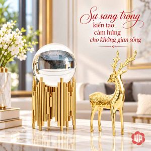 Quả cầu thủy tinh phong thủy đặt cạnh tượng hươu vàng