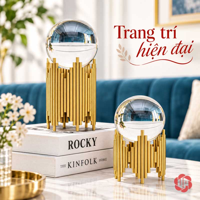 Quả Cầu Thủy Tinh Phong Thủy Chân Trụ Ánh Vàng UP017 Quả cầu thủy tinh phong thủy phối sách trước sofa xanh