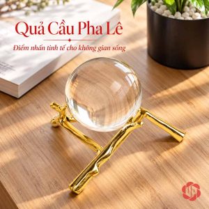 Quả cầu thủy tinh trang trí dáng thấp trên chân cành cây