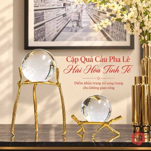 Quả cầu thủy tinh trang trí phối hai dáng trước tranh đen trắng