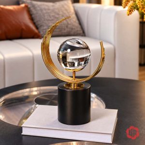 Quả cầu thủy tinh trang trí trên sách trước sofa