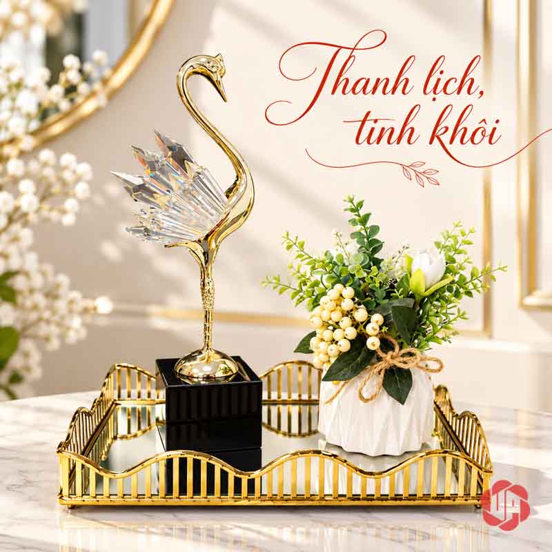 Tượng Decor Đôi Chim Thiên Nga Bằng Đồng UPD072 Thiên nga cao trên đế đen bày cạnh bình hoa trắng trong khay