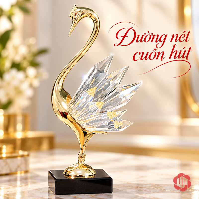Tượng Decor Đôi Chim Thiên Nga Bằng Đồng UPD072 Một tượng thiên nga cổ cong, thân ánh vàng và cánh xòe trên đế đen