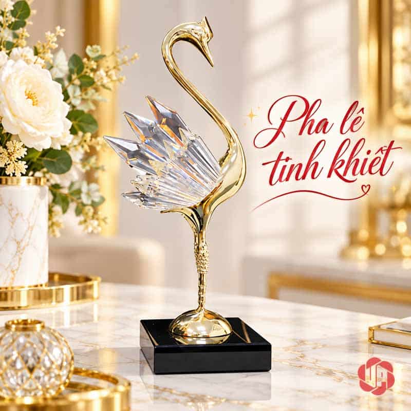 Tượng Decor Đôi Chim Thiên Nga Bằng Đồng UPD072 Một tượng thiên nga thân vàng, cánh trong suốt đứng trên chân đế đen
