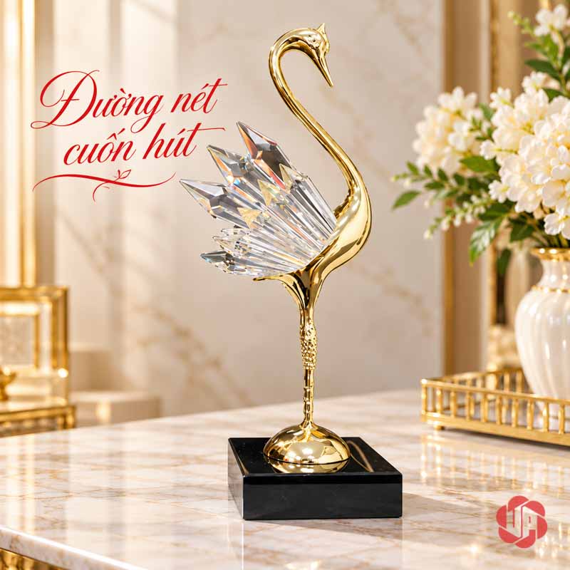 Tượng Decor Đôi Chim Thiên Nga Bằng Đồng UPD072 Tượng thiên nga thân vàng và cánh xòe nhìn nghiêng trên bàn sáng
