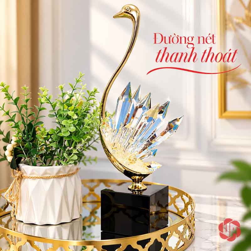 Tượng Decor Đôi Chim Thiên Nga Cao Cấp, Đồng Và Pha Lê UPD072-A Một tượng thiên nga trên khay viền vàng cạnh chậu cây nhỏ