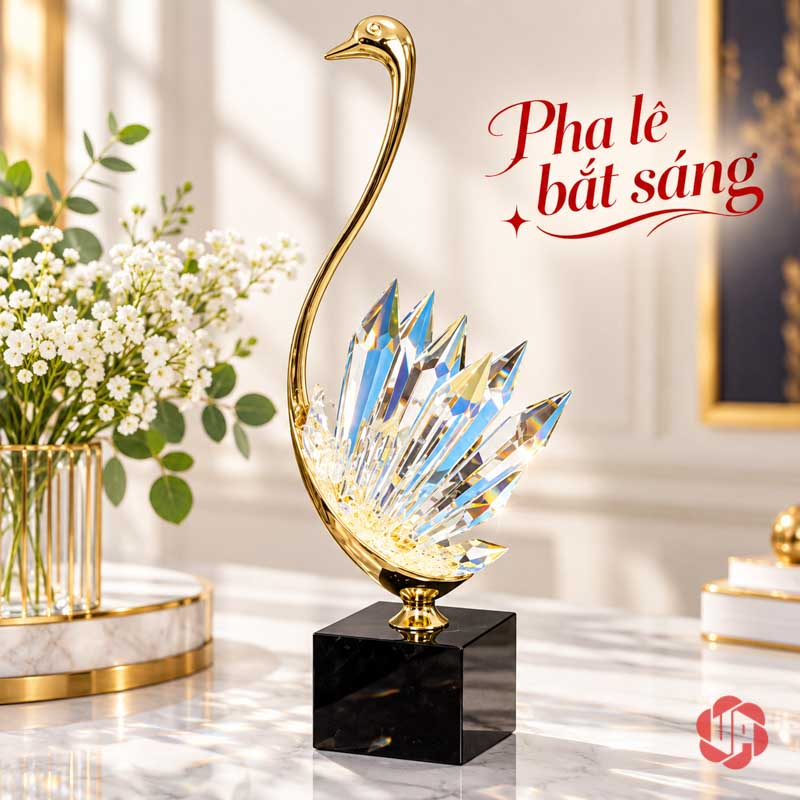 Tượng Decor Đôi Chim Thiên Nga Cao Cấp, Đồng Và Pha Lê UPD072-A Một thiên nga cổ vàng dài, đuôi pha lê xòe trên chân đế đen
