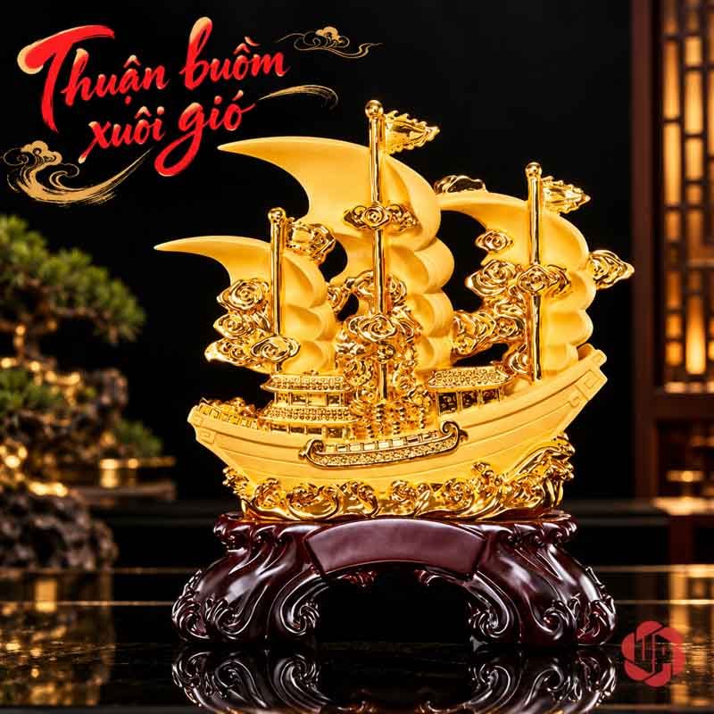 Tượng Phong Thủy Thuyền Buồm Thuận Buồm Xuôi Gió UP072A Mặt sau thuyền vàng trên đế nâu sẫm