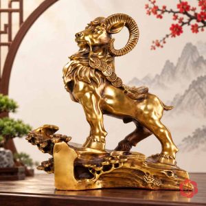 Tượng con dê vàng đồng trên bệ đá nền sáng
