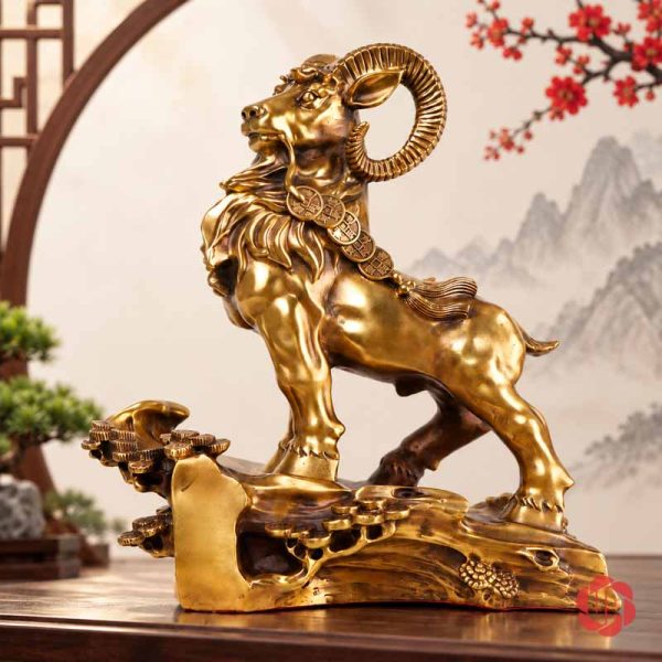 Tượng con dê vàng đồng trên bệ đá nền sáng