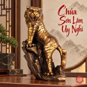 Tượng con hổ đứng trên mỏm đá nhìn từ phía trước