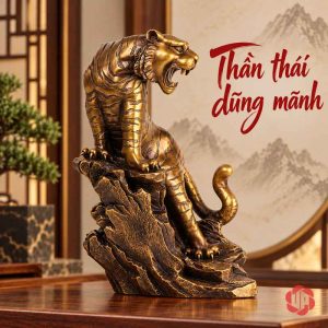 Tượng con hổ nhìn nghiêng với miệng mở và đuôi cong