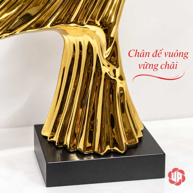 Tượng Decor Nghệ Thuật Tinh Thần Phấn Chấn UP056 Tượng decor cận cảnh phần chân xòe trên đế đen