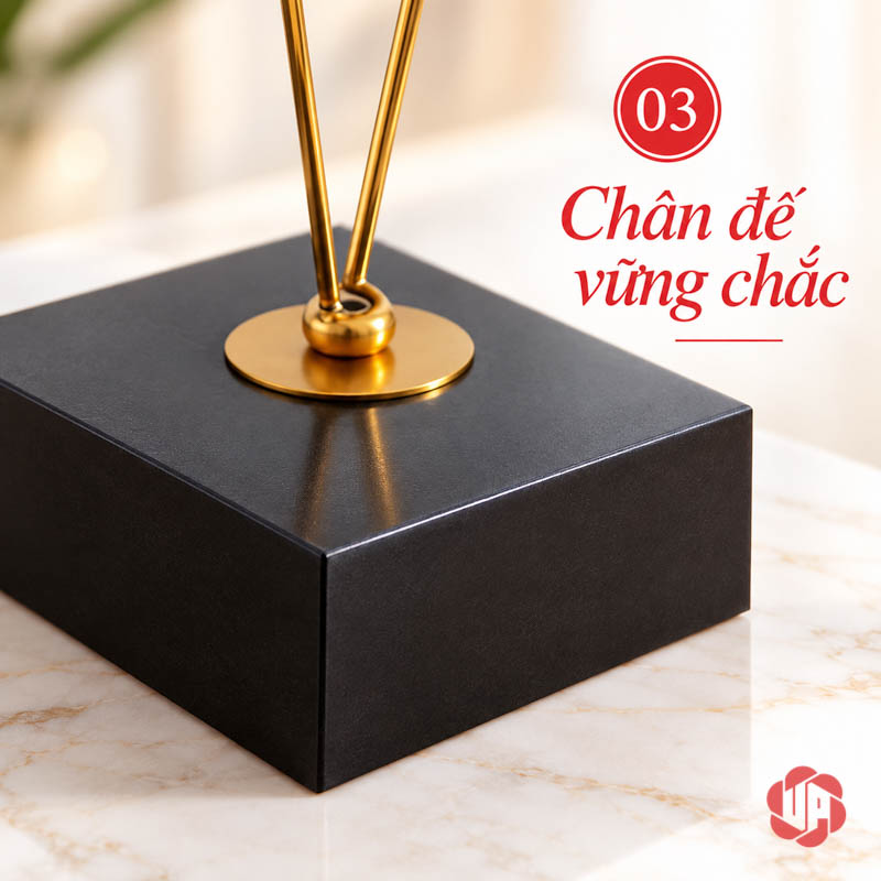 Tượng Decor Cánh Chim Bay Màu Vàng Kim UP052 Tượng decor cánh chim bay cận chân kim loại và khối đế đen