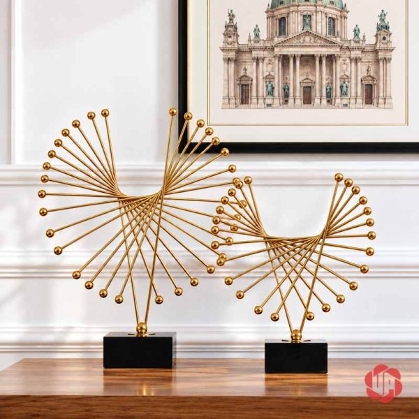 Tượng decor cánh chim bay hai cỡ phối trên tủ gỗ dưới tranh