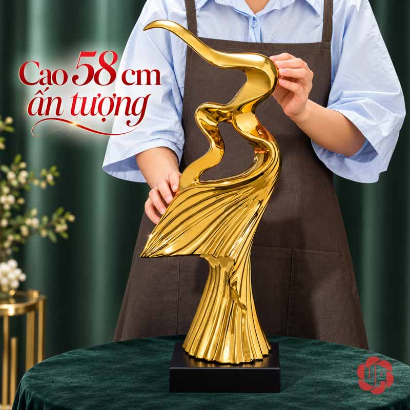 Tượng Decor Nghệ Thuật Tinh Thần Phấn Chấn UP056 Tượng decor cao 58 cm được đỡ bằng tay trên mặt bàn