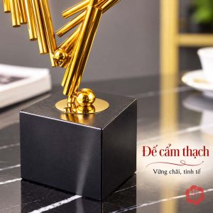 Tượng decor Đôi Cánh cận cảnh chân nối vàng và đế đen hình khối