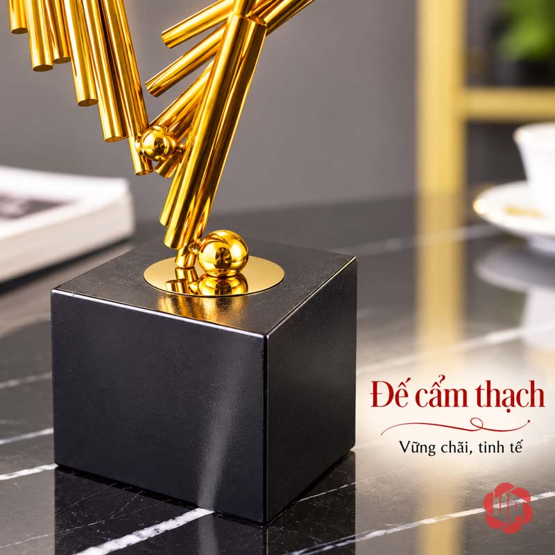 Tượng Decor Đôi Cánh Trang Trí Bàn Làm Việc UP041 Tượng decor Đôi Cánh cận cảnh chân nối vàng và đế đen hình khối