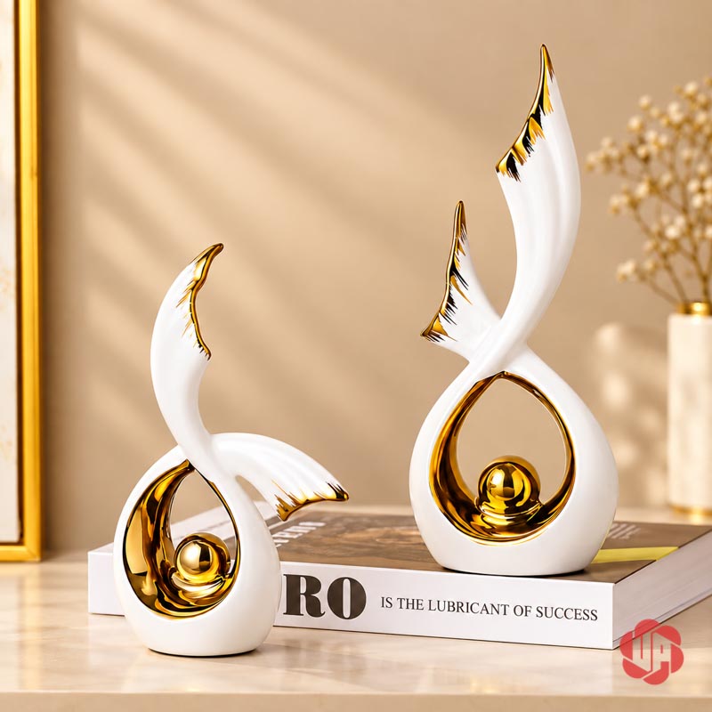 Tượng Decor Đôi Cánh Chim Bay Gốm Sứ UP075V Tượng decor đôi cánh chim bay trắng vàng đặt cạnh sách trên bàn