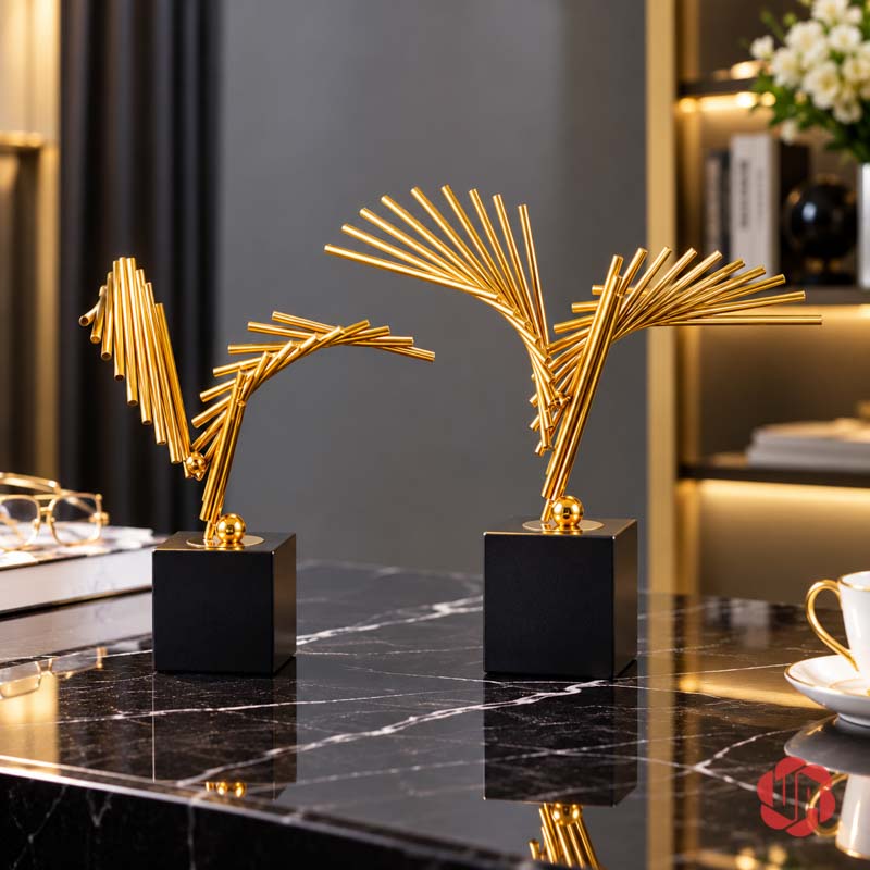 Tượng Decor Đôi Cánh Trang Trí Bàn Làm Việc UP041 Tượng decor Đôi Cánh hai mẫu trước nền tường xám và kệ có đèn
