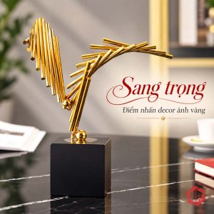 Tượng decor Đôi Cánh mẫu nhỏ trên mặt bàn đen cạnh sách
