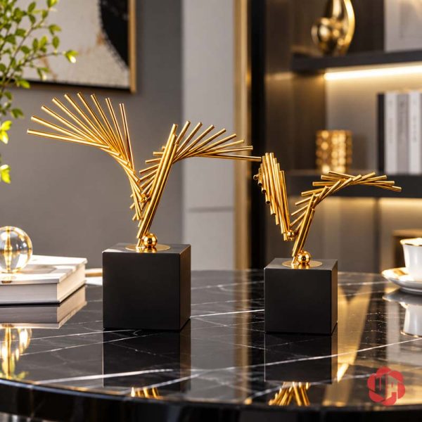 Tượng decor Đôi Cánh phối hai mẫu trước kệ sách sáng đèn