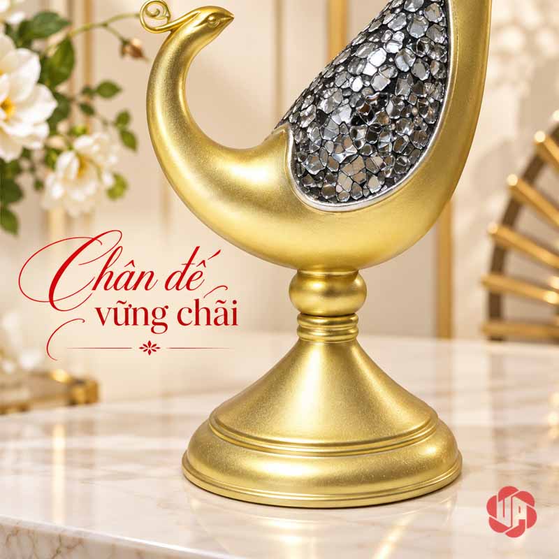 Tượng Decor Đôi Chim Công Phú Quý Vàng Ánh Bạc UPV076 Cận cảnh thân chim công và bệ tròn màu vàng