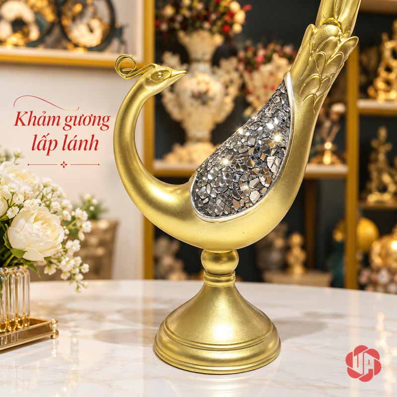 Tượng Decor Đôi Chim Công Phú Quý Vàng Ánh Bạc UPV076 Chim công vàng đuôi uốn lên với phần thân có chi tiết ánh bạc