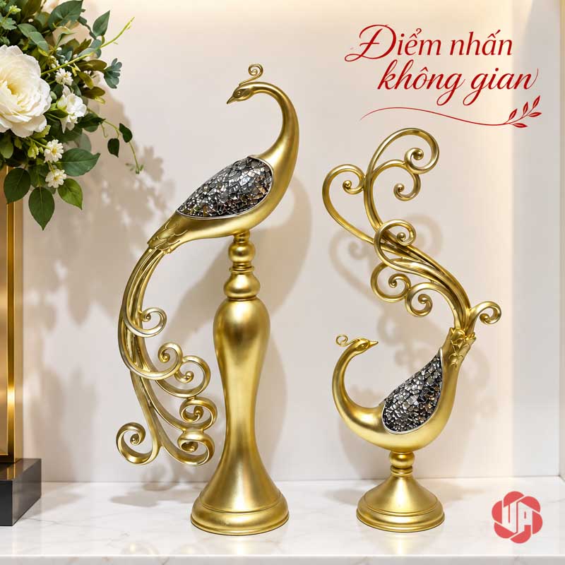 Tượng Decor Đôi Chim Công Phú Quý Vàng Ánh Bạc UPV076 Đôi tượng công vàng trong góc nội thất có hoa trắng