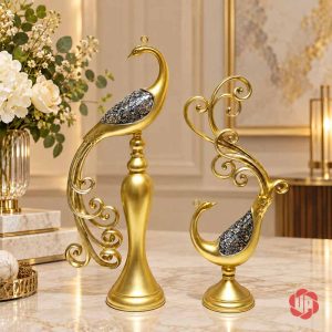 Đôi tượng chim công màu vàng với mảng ánh bạc trên thân
