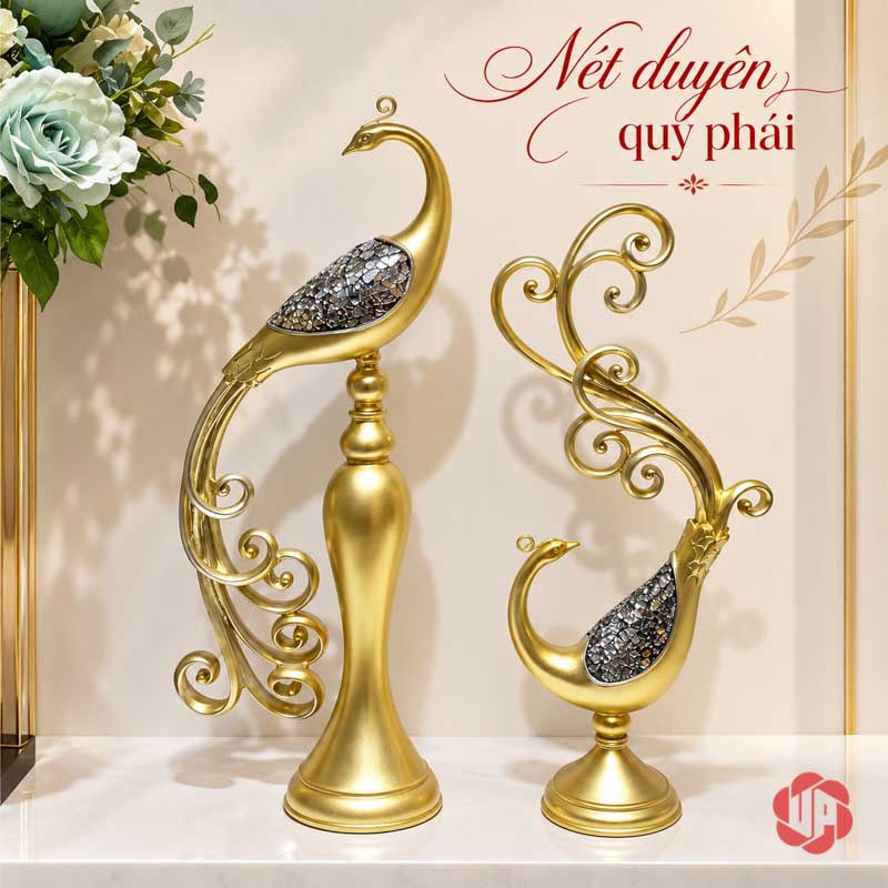 Tượng Decor Đôi Chim Công Phú Quý Vàng Ánh Bạc UPV076 Đôi công vàng trên mặt bàn sáng cạnh bình hoa