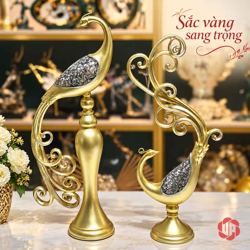 Tượng Decor Đôi Chim Công Phú Quý Vàng Ánh Bạc UPV076 Đôi chim công vàng trước hệ kệ trang trí tông ấm