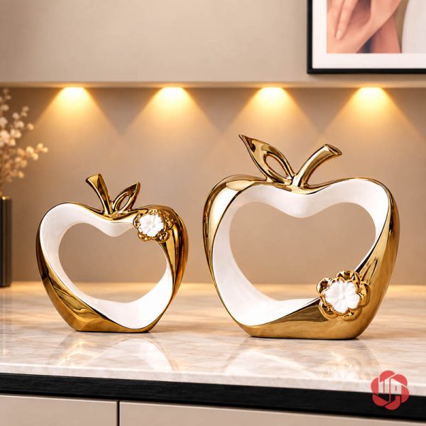 Tượng decor đôi táo tình yêu đặt cạnh nhau trên mặt tủ sáng