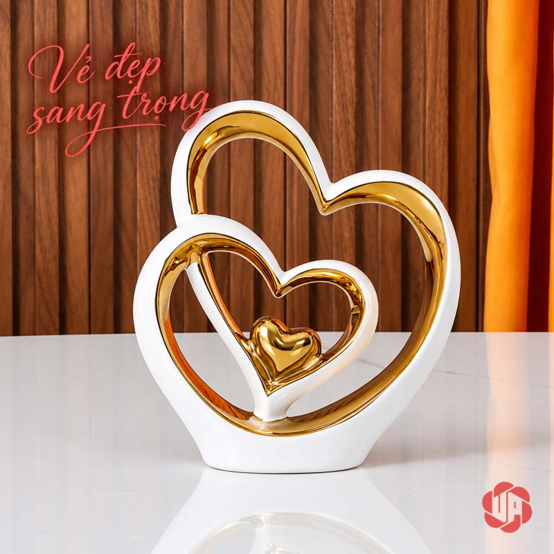 Tượng Decor Đôi Trái Tim Trắng Vàng UP062V Tượng decor đôi trái tim trên bàn trắng trước vách gỗ