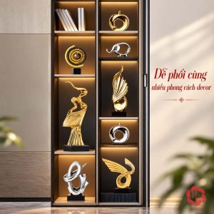 Tượng decor nghệ thuật ở ngăn giữa tủ trưng bày