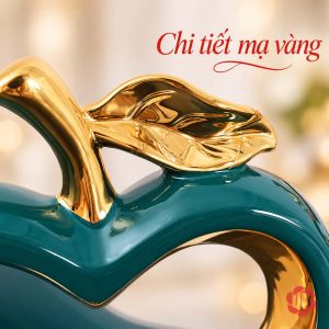 Tượng decor quả táo uyên ương cận cảnh lá vàng và vai táo xanh