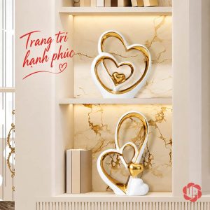 Tượng decor trái tim bày ở hai tầng kệ sáng