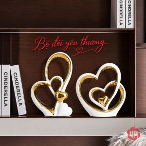 Tượng decor trái tim phối hai dáng trên kệ gỗ tối