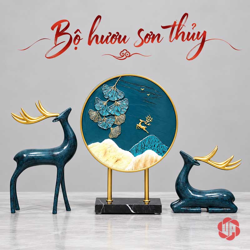 Tượng Đôi Hươu Decor Trang Trí Nhà Đẹp Xanh Gạc Vàng UPV070 Hai hươu xanh gạc vàng đứng hai bên tranh tròn phong cảnh
