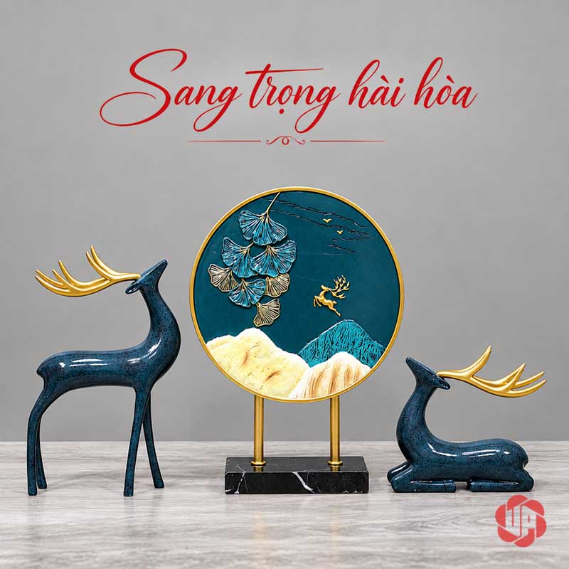 Tượng Đôi Hươu Decor Trang Trí Nhà Đẹp Xanh Gạc Vàng UPV070 Bộ hươu xanh và tranh tròn xếp trên mặt bàn sáng